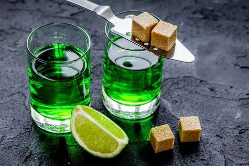 Absinthe,In,Glass,With,Lime,Slices,On,Dark,Background